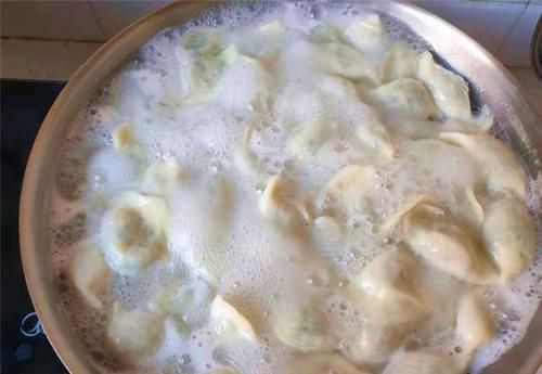 煮饺子别再一直煮了，加上3个步骤，出锅的饺子比饭店的好吃