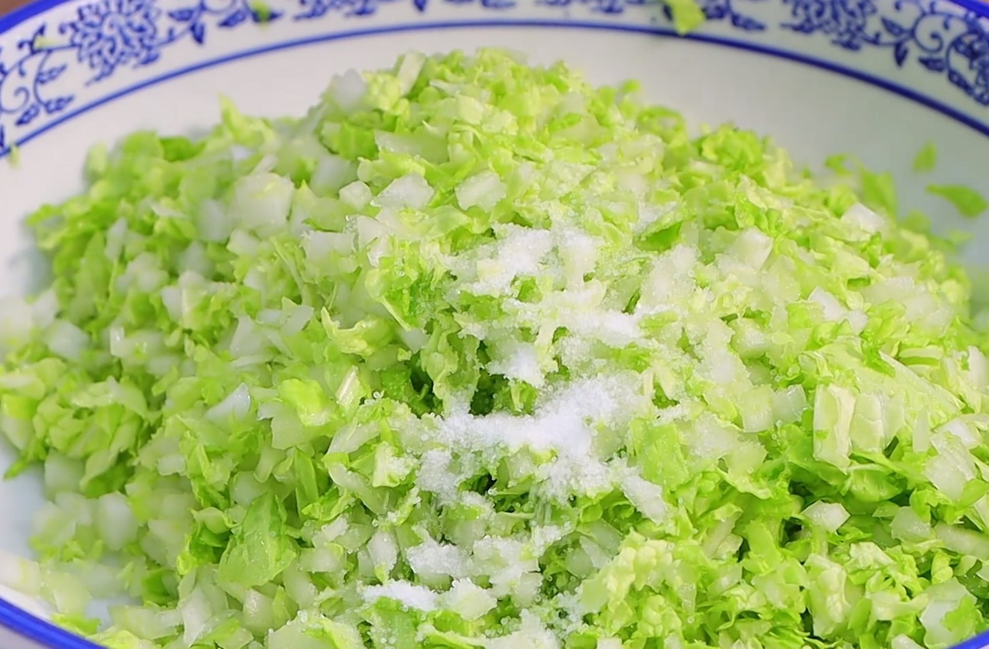 白菜饺子怎么调馅才好吃教你一个小技巧,鲜香多汁,至少吃2盘