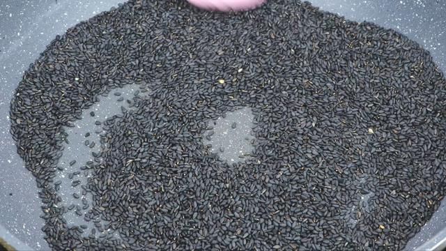 营养成分|用芝麻做出来的小零食，做法超简单，隔壁家小孩都馋哭了