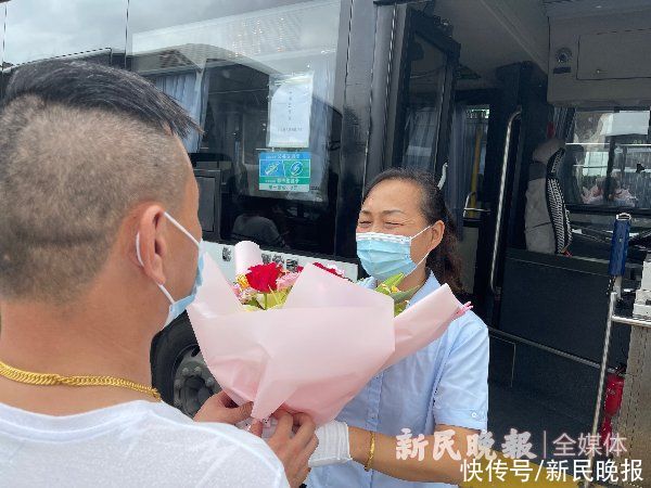 公交|公交夫妻“七夕”坚守岗位 丈夫提前向妻子献花感谢一路同行