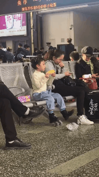 |搞笑GIF:霸气了我的姐 这辈子见过最拉风的走路姿势