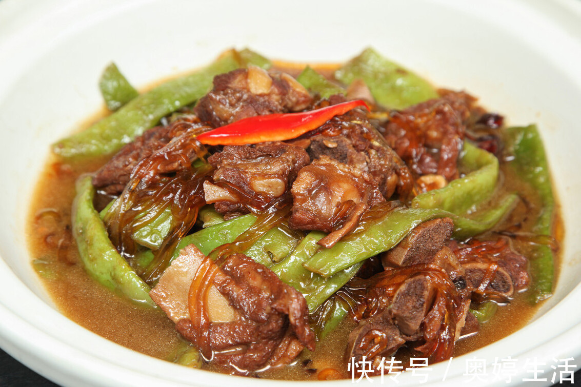 炖排骨,切记不要直接焯水,牢记这1步,排骨更鲜嫩,不腥也不柴