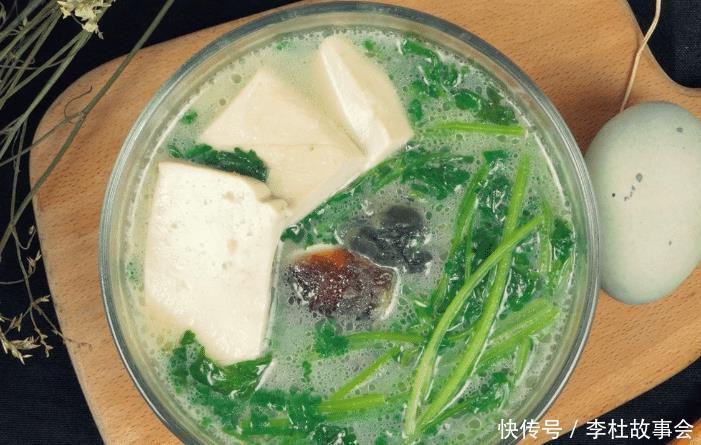 香菜的这样吃太美味,搭配豆腐和皮蛋一起煮,鲜香又营养,真解馋