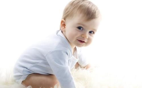 精力|宝爸假装被宝宝的脚丫熏倒,下一秒宝宝的反应,笑哭一众网友