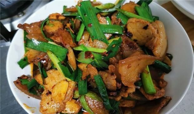 猪皮|大厨教你做正宗回锅肉,第1步就要掌握好,出锅香、辣、不油腻