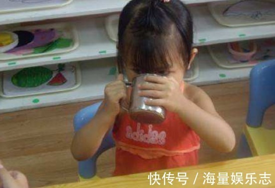 女孩|4岁女孩“喝水”进了医院，医生3个时间段别给娃喝水，易积食