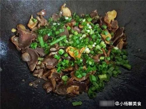 鸡胗|它是周末约饭必备菜，简单锅里一炒就能吃，又香又辣，下酒最合适