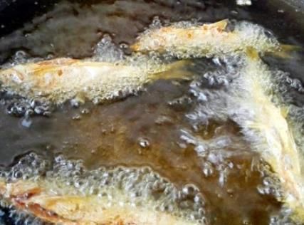 淀粉|炸鱼时，用面粉还是淀粉？都不对！教你正确做法，酥脆鲜嫩特别香