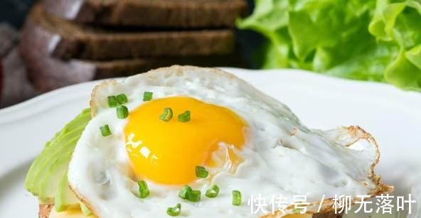 不粘锅|油煎荷包蛋，用凉油还是热油教你4个窍门，酥脆完整不粘锅！