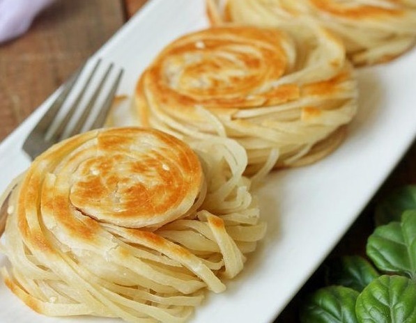 一碗面粉，2个鸡蛋，不用烤箱，一个电饭锅就可以做出美味的面包