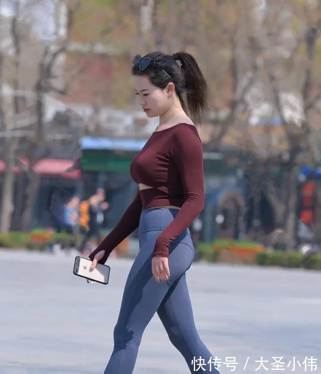 面料 美女街拍:青春有型的瑜伽裤穿搭充满优美曲线,时尚气息扑面而来,清纯自然