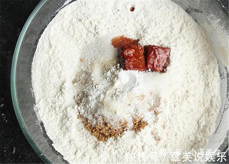 老妈最拿手的炸油饼,香酥软嫩,越吃越香,冷热都好吃