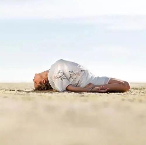 鳄鱼式|瑜伽放松术的3种练习,看看你真的休息对了吗?