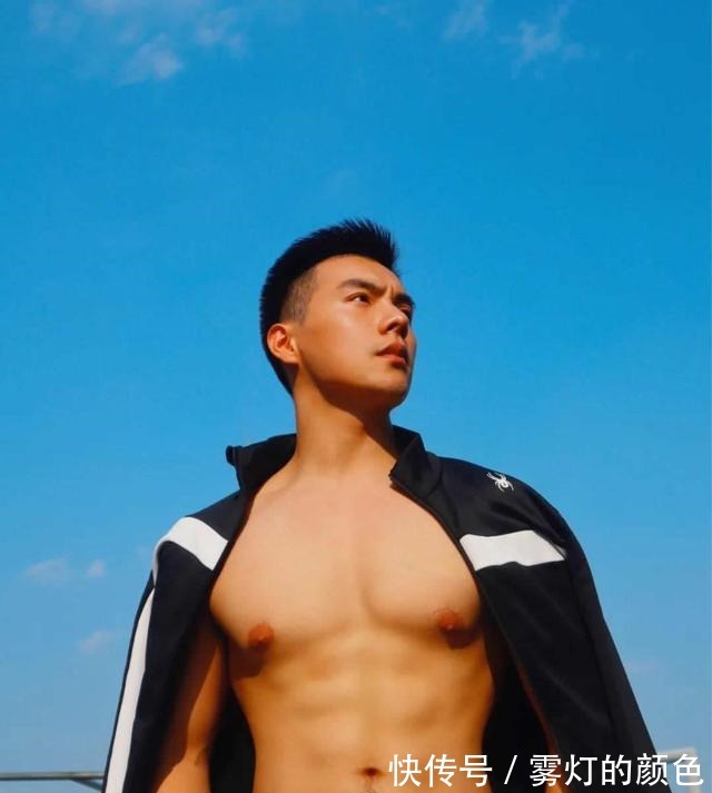 身材|奶味十足的黑白系寸发阳刚小奶狗，颜值一般身材不错，是你的菜吗！