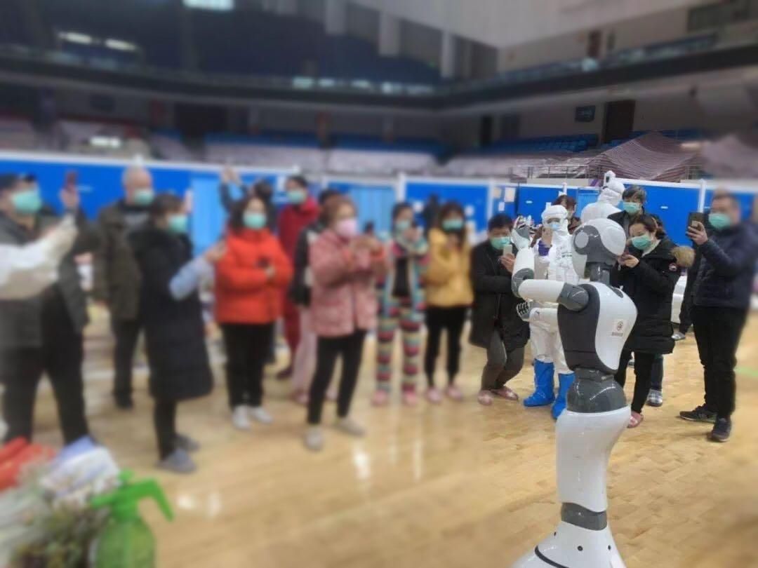 还记得那个会跳舞会说段子的方舱机器人小洪吗，她在北京一家通讯营业厅上班了