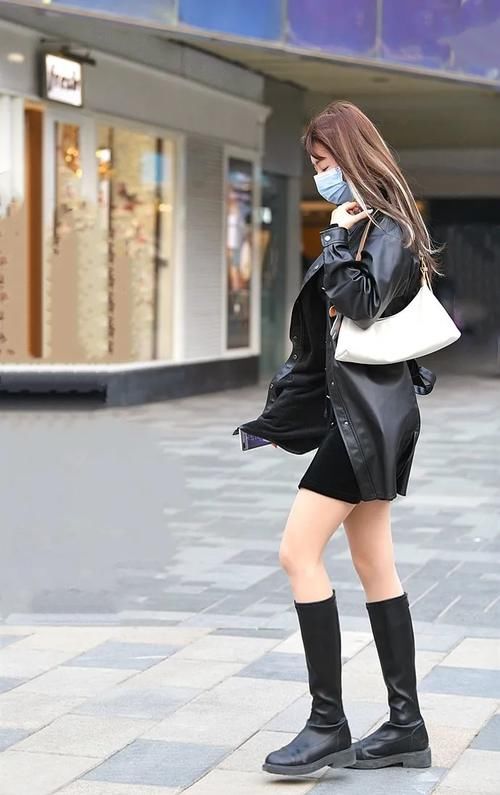 街拍：一双肉丝，助力美女穿出轻熟风