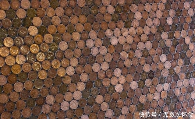 男子用硬币打造地板,独特创意吸引客人纷至踏来