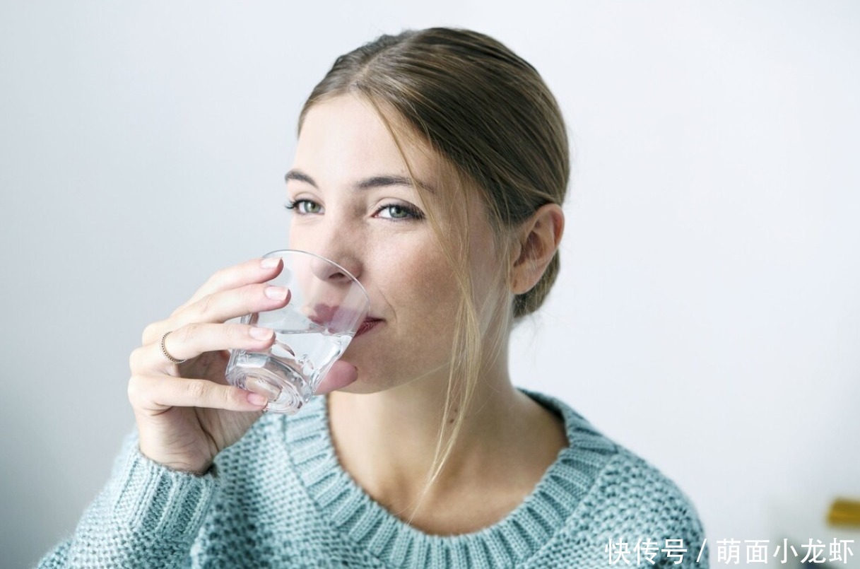 老年人|老年人喝水有“讲究”,做完这3件事不急于喝水,对健康有好处
