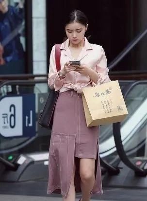 4种衬衫的搭配配色，让你美过整个春天，再不用羡慕别人穿衬衫好看了