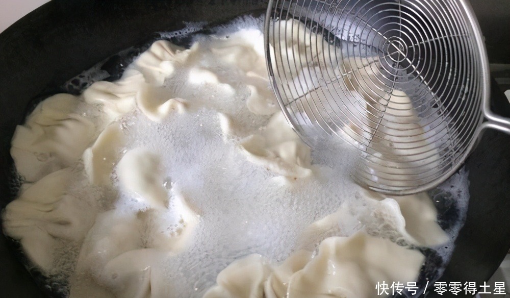 包好的饺子,直接放冰箱就错了,这样保存,煮的时候不破皮不粘锅!