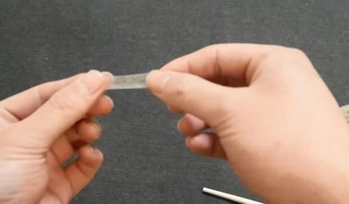 解决|赶紧在筷子上粘透明胶带,后悔现在才知道,解决了家里的大烦恼