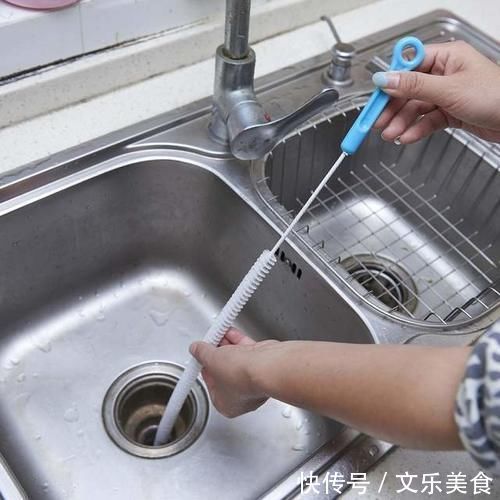 厨房卫生间下水管堵了不用慌，用这几种方法，一会就疏通