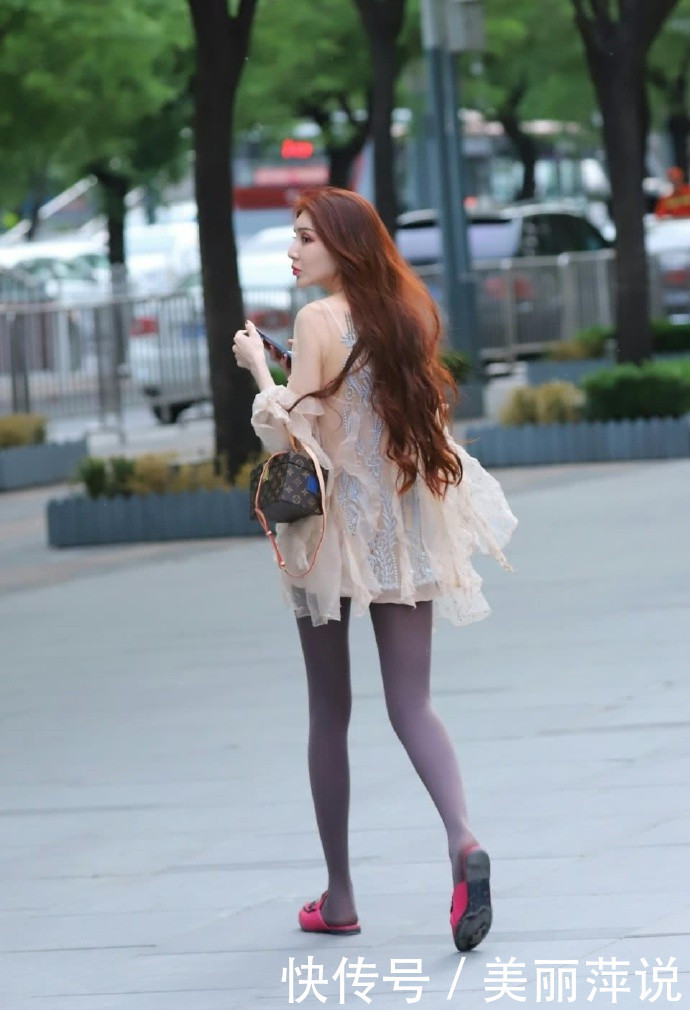 美女街拍怕穿丝袜太冷,直接拿出“秋裤”,肯定会“捂出汗”