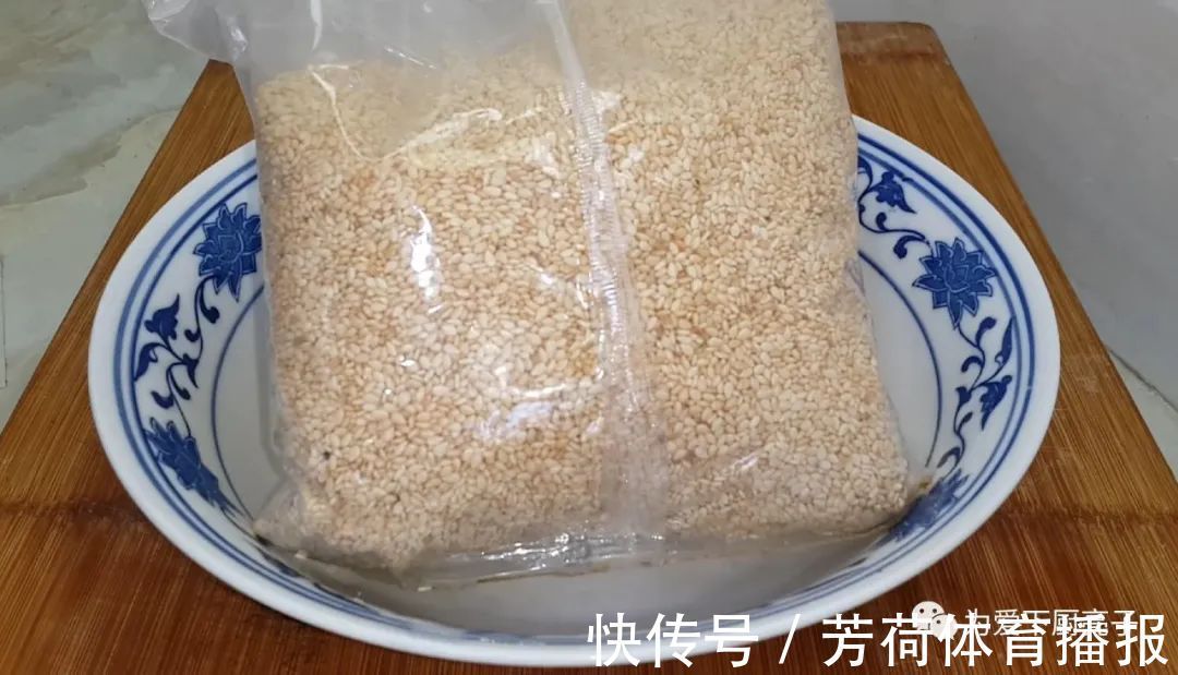 黑芝麻|芝麻饼干新做法,锅里一烙,松软香甜不加油,没烤箱也能一次成功