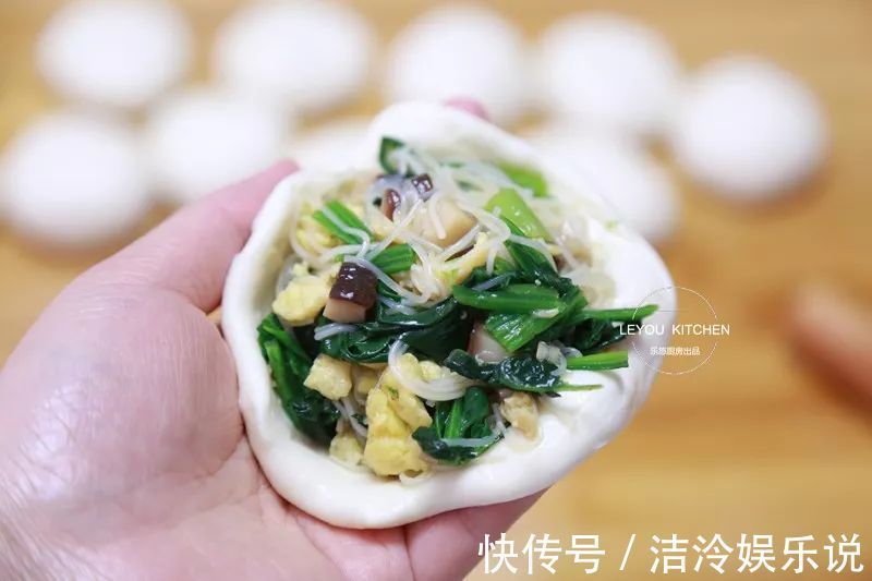 在家做馅饼,和面很重要,照着做馅饼皮薄馅大,放凉了也软软的