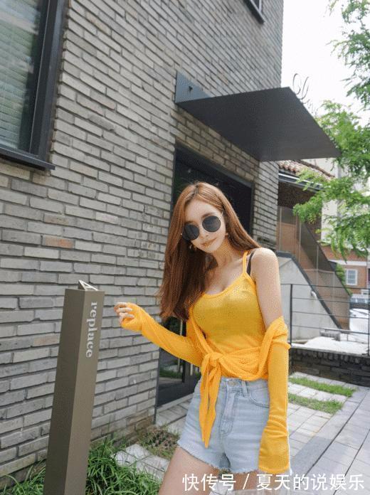 牛仔裤 针织背心搭老粗布半身短裙,黑色的穆勒鞋,更显女神气质