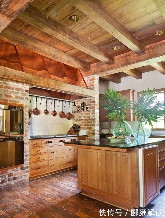 出家门|邻居坚持用红砖铺地,省下一半装修费,看完效果大家争相模仿!