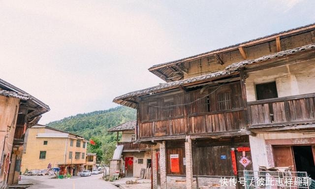 土楼沟，分布在一个山沟的土楼群，造型惊艳了