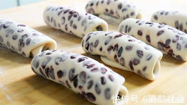 面粉别蒸馒头了，加一把红豆，卷一卷，蓬松喧软又香甜，超简单