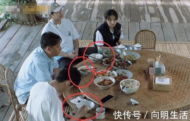 趁着蘑菇屋没来客人,四人盛一大碗米饭也不怕剩饭,何炅饭量引热议