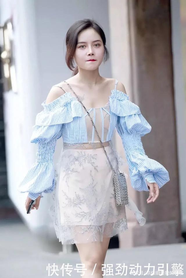 时尚的泡泡袖，色调简单，线条流畅，条纹的设计自然又显清纯可爱