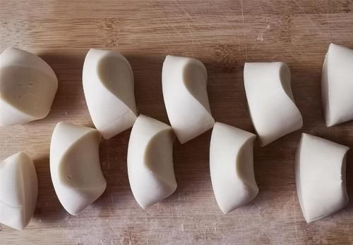 这菜春季正时令，鲜嫩多汁又实惠，5块钱3把，烙菜盒子就是香