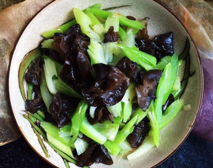 芹菜|天然“刮油菜”找到了,每天炒一盘,排出身体毒素,越吃越瘦