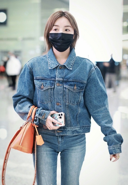 女明星安崎真会穿!一身牛仔套装搭配短发个性洋气,简洁又利落