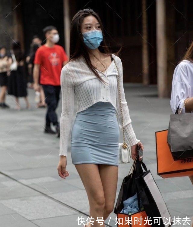 搭配|俏皮可爱的小女生,蓝灰色连衣裙搭配针织衫,清新又脱俗