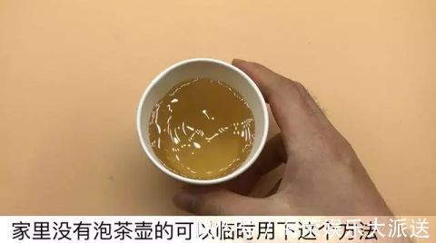 把一次性纸杯底部扎了几个小洞,太厉害了,家里来客人都夸聪明!