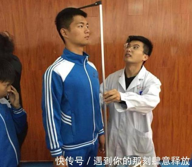 青春期|1-18岁标准身高表出炉：达到这高度才算及格，你家孩子够高了吗？