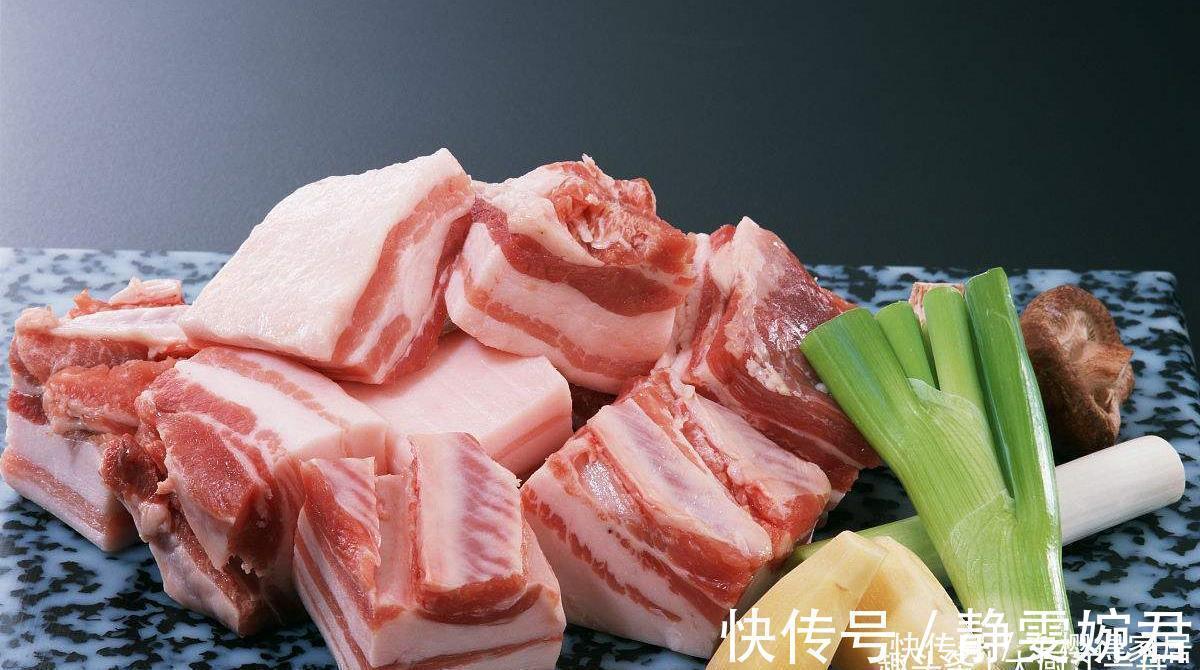 解冻肉先泡水就错了,肉店老板教我一招,迅速解冻吃着跟鲜肉一样