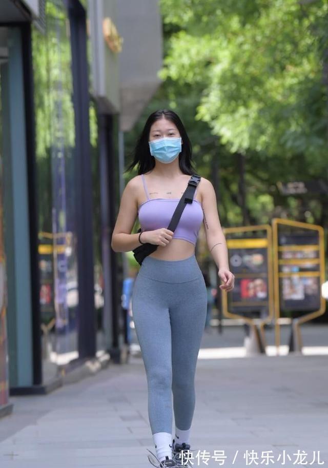 针织 高腰设计的打底裤穿上后很显瘦,打造自己的时尚格调,穿出大气