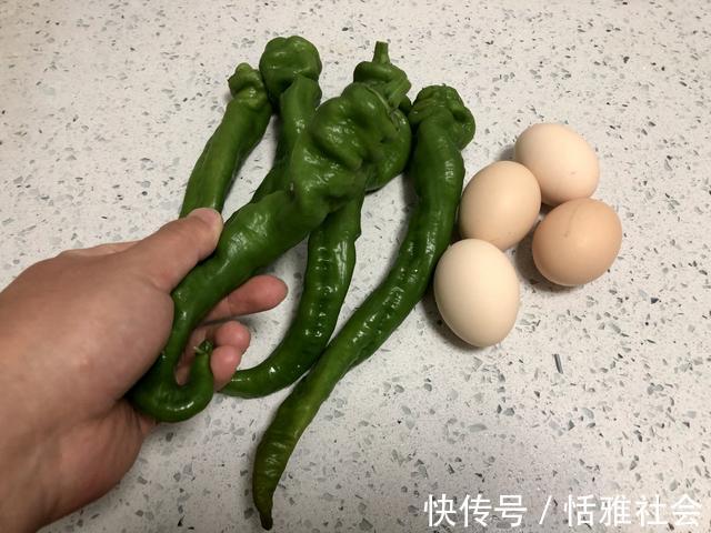 辣椒炒鸡蛋|辣椒炒鸡蛋“农村版”做法，奶奶吃了一辈子，外焦里嫩特别下饭
