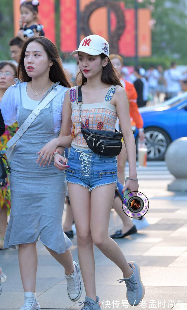 搭配|吊带针织衫搭配牛仔短裤,展现年轻优雅气质,青春活力感十足