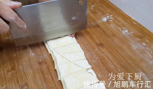 保鲜膜|面粉别炸油条了,锅里炒一炒,个个焦脆又香甜,一口一个真过瘾