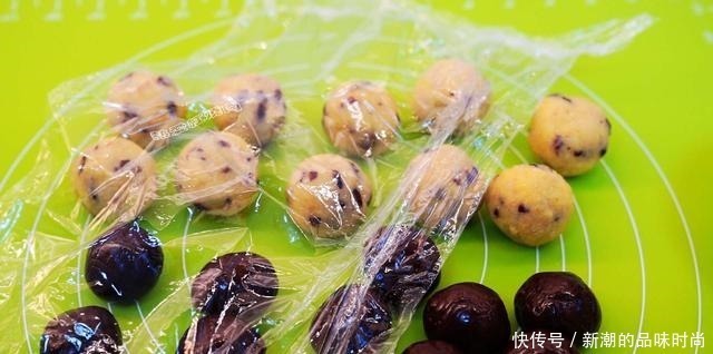 喜欢巧克力和椰蓉的试试这月饼,太香了!其它月饼一比都是浮云了