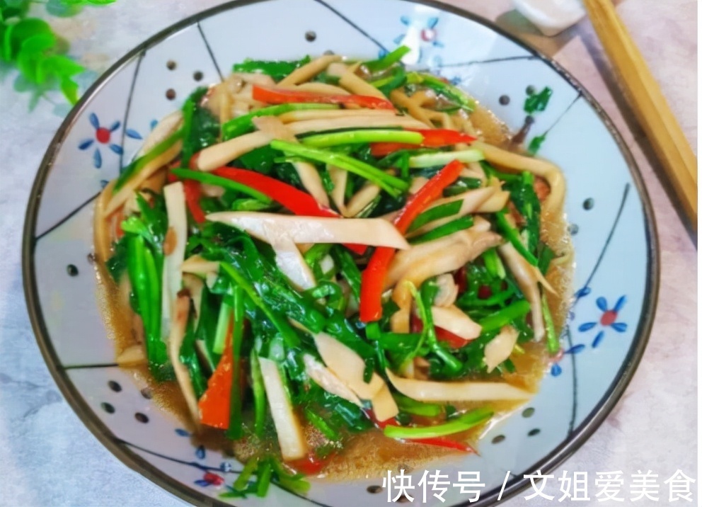 菌类|此物和韭菜一起炒，比海鲜鲍鱼好吃，重要的是不贵，营养价值高
