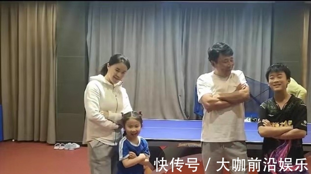 老公|家庭对战王楠带女儿4-0横扫老公儿子,出场仪式满分,抱胸叫板!