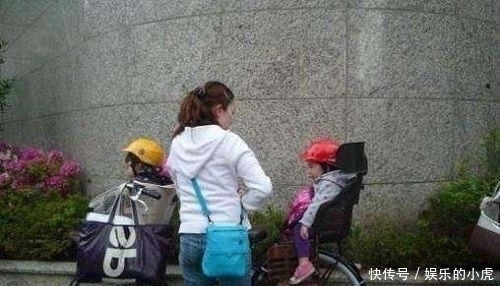 双胞胎|头胎双胞胎女儿,二胎双胞胎儿子,出门姐姐抱弟弟,路人羡慕围观